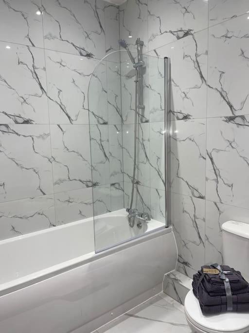 1 Bedroom Apartment - Flitwick - Contractor Friendly - Tourist Ready - Full Kitchen - Wifi - Smart Tv - Sofa Bed - Free Parking - Ideal For Short Or Long Stays מראה חיצוני תמונה
